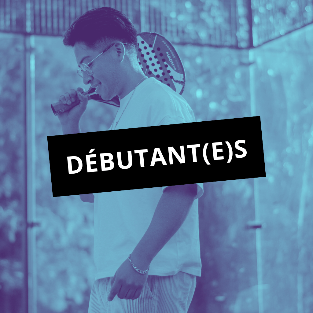 Un joueur débutant le padel dans une ambiance conviviale à Bordeaux