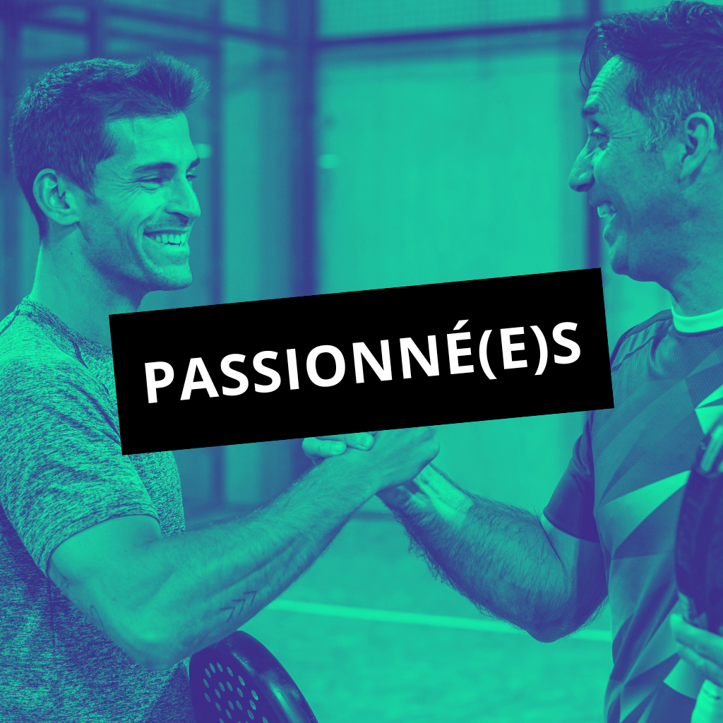 Un match de padel en double masculin, deux équipes s’affrontent sur le court à Bordeaux